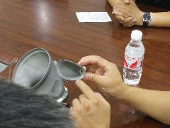 我公司受青島某大型精密鑄造公司邀請(qǐng)洽談噴砂處理