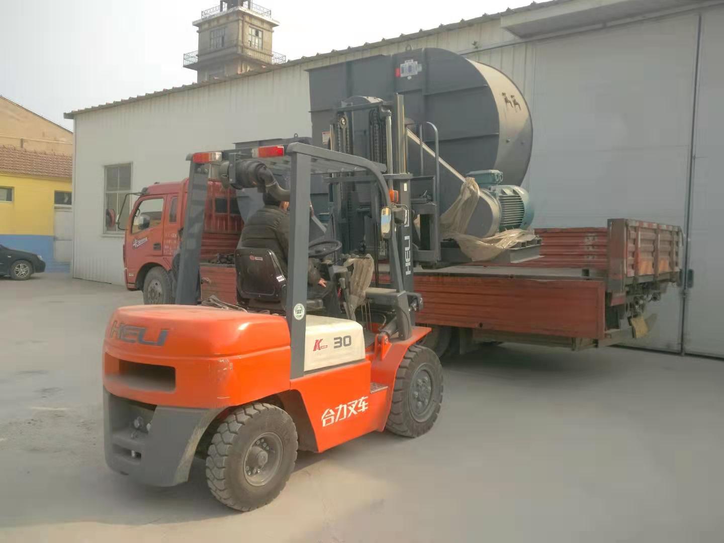 大型噴砂房風(fēng)機到貨及連夜為客戶發(fā)機器